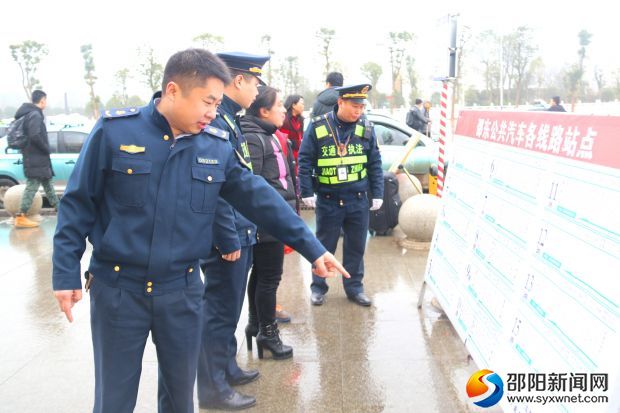 公共汽車各線路站點指示牌方便了旅客出行