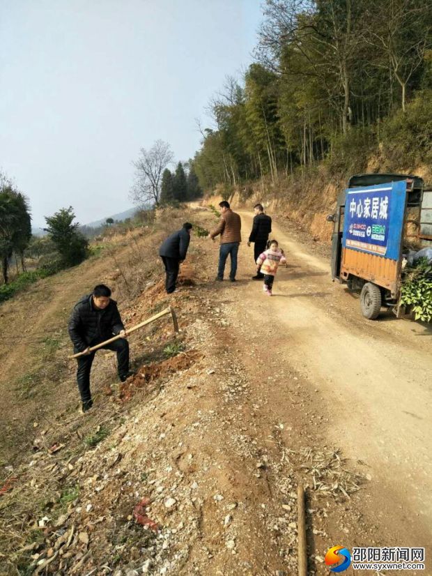 村民在綠化道路