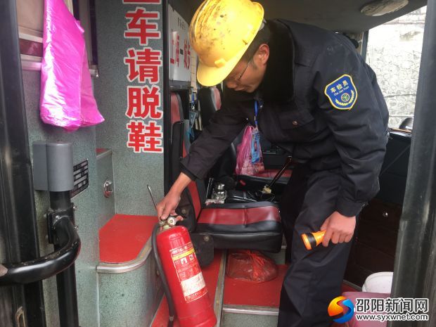 例檢員王遼東檢查客車隨車滅火器使用情況