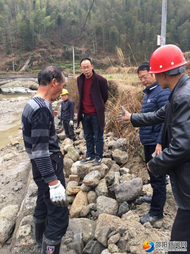 檢查新哨村河堤在建工程