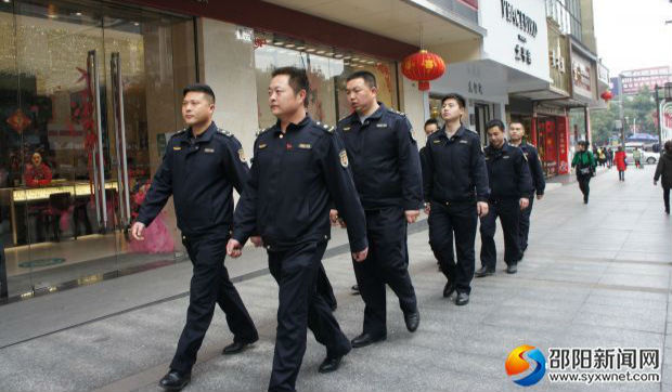 市容5中隊正在進行街道巡查