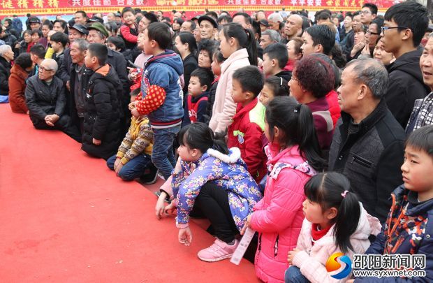 市民們聚精會神地看著題板上的字謎