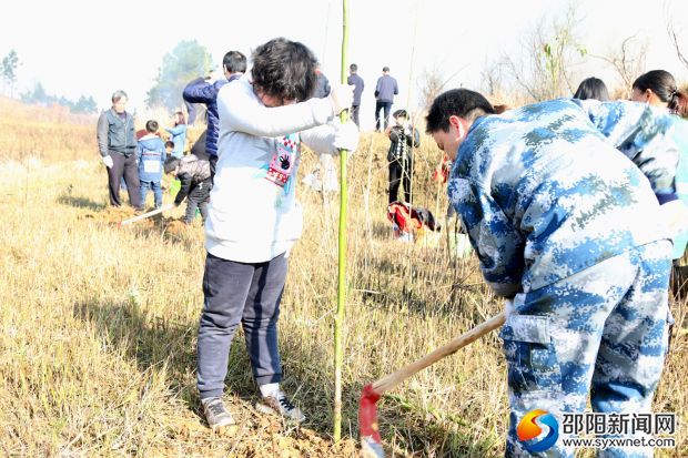 11歲的張惠婕小朋友和爸爸一起種下紀(jì)念樹 