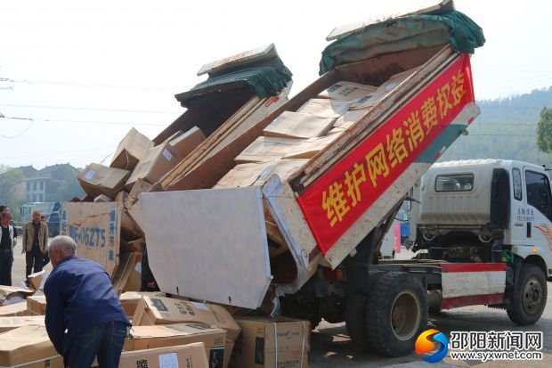 火車將假冒偽劣產(chǎn)品運至垃圾填埋場