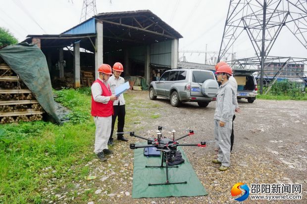 國網邵陽供電公司輸電運檢室工作人員正在進行“無人機”飛行前的準備