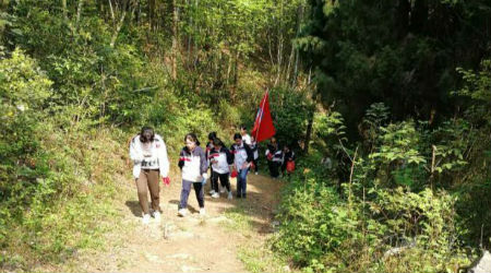 沿著當(dāng)時抗日戰(zhàn)士戰(zhàn)斗的足跡，攀登芙蓉山