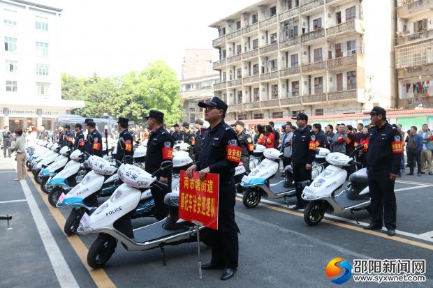 摩托車治安巡邏隊整裝待發(fā)