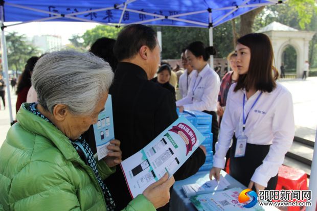 市民在展臺(tái)前看操作流程和咨詢相關(guān)問(wèn)題