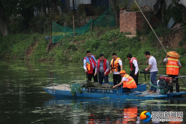 收繳非法捕魚的“地龍網(wǎng)”