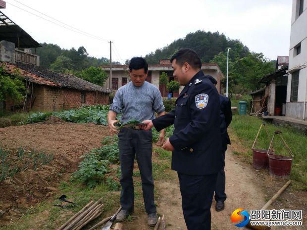 民警深入田間地頭走訪