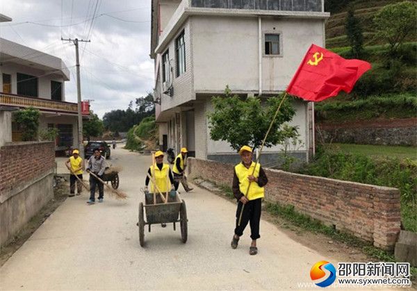 大坻村志愿者沿街清理垃圾_副本600