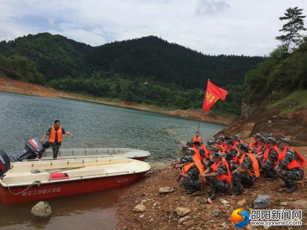 胡志軍部長(zhǎng)操作沖鋒舟