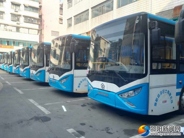 等待調(diào)試的新能源公交車