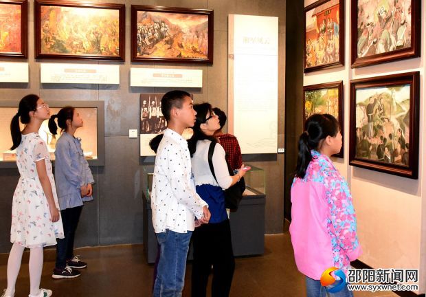 博物馆内，不少中小学生和家长在参观
