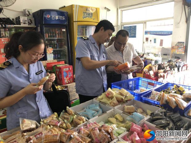 在超市進(jìn)行食品安全檢查