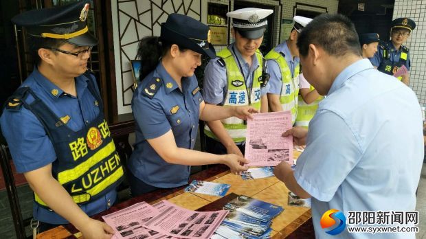 圖為普通公路路政執(zhí)法人員向貨運(yùn)司機(jī)朋友講解治超新規(guī)以及治超危害