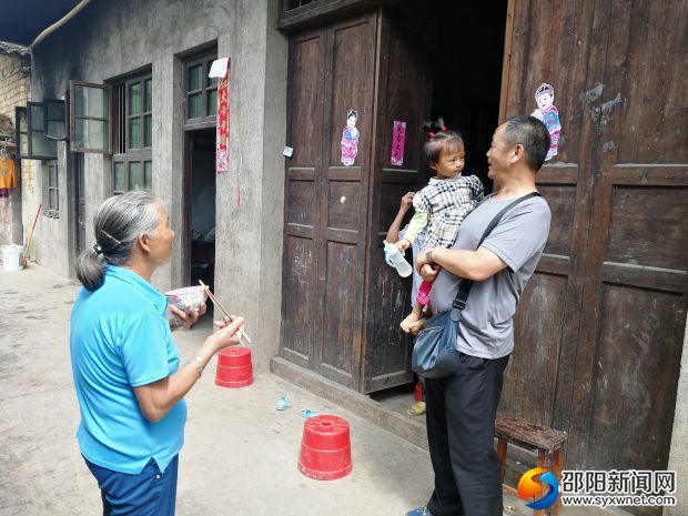 幫扶干部正在貧困戶家中與貧困戶拉家常