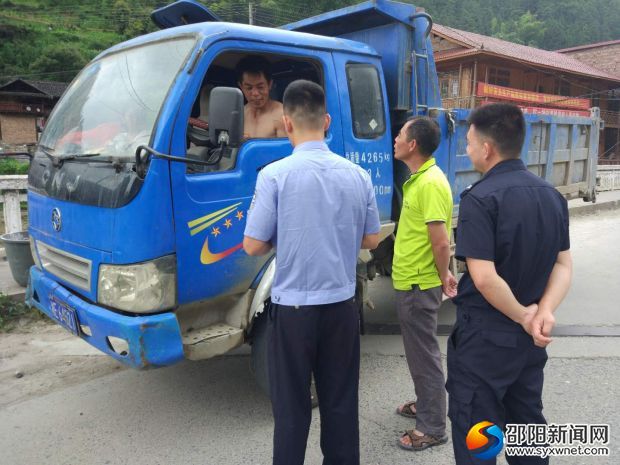 工作人員向駕駛員宣教道路交通安全