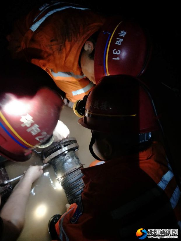 市矿山救护支队指战员正在安装排水泵