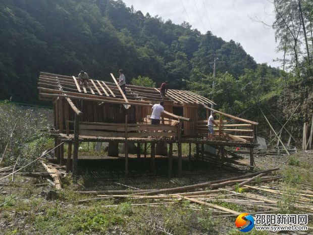 6月27日，金童山國家自然保護區(qū)一處違規(guī)山羊養(yǎng)殖場自行拆除羊場欄舍。