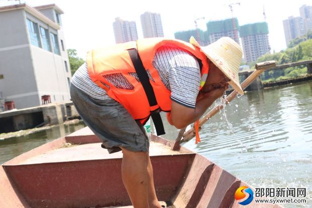 咼前進從河道內取水洗臉沖洗汗珠