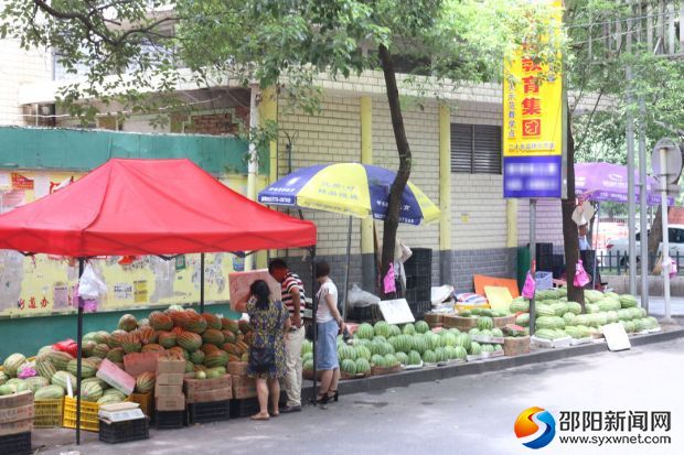 市民在民族巷西瓜臨時銷售點買西瓜