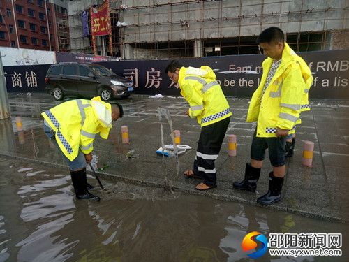 縣公用事業(yè)局工作人員正在清理雨水井口周邊垃圾