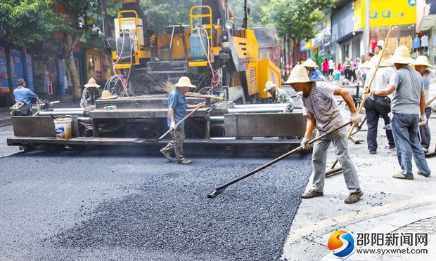 8月7日上午9時許施工人員正在鋪設瀝青。