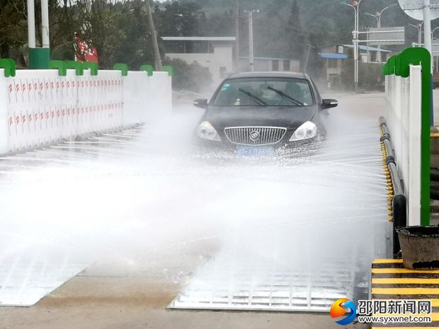 車輛一駛?cè)肫脚_，就開始自動進行清洗