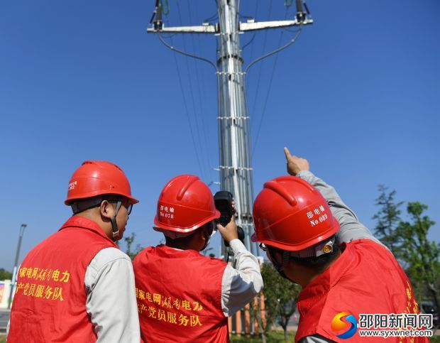 8月22日，國(guó)網(wǎng)邵陽(yáng)供電公司輸電班員工在市中心體育館對(duì)110千伏檀體線進(jìn)行紅外測(cè)溫。