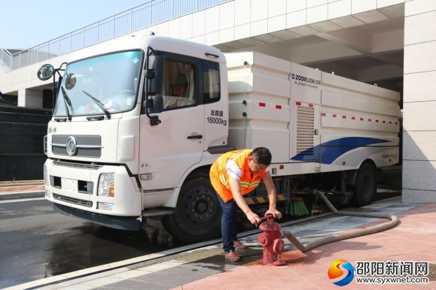 陳長明在給洗掃車裝水