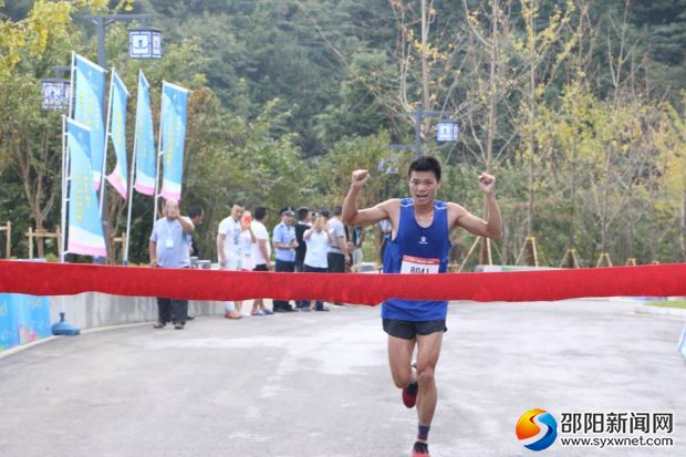 邵陽代表隊男子乙組運動員劉勤華終點沖刺