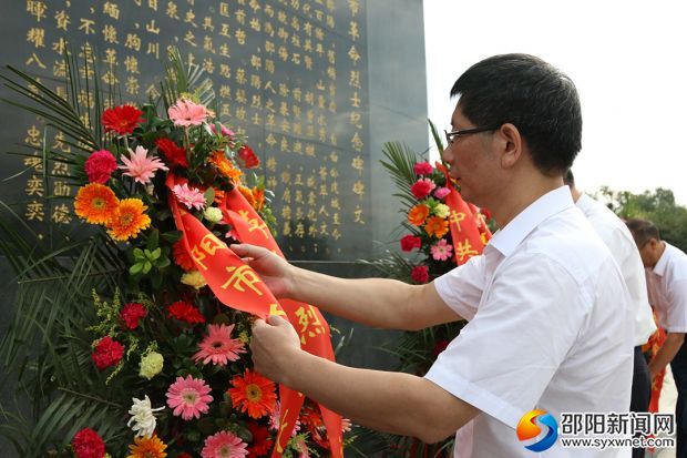 市委副書記、市長(zhǎng)劉事青整理花籃緞帶