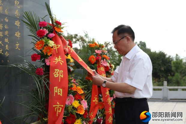 市委書記、市人大常委會(huì)主任龔文密整理花籃緞帶