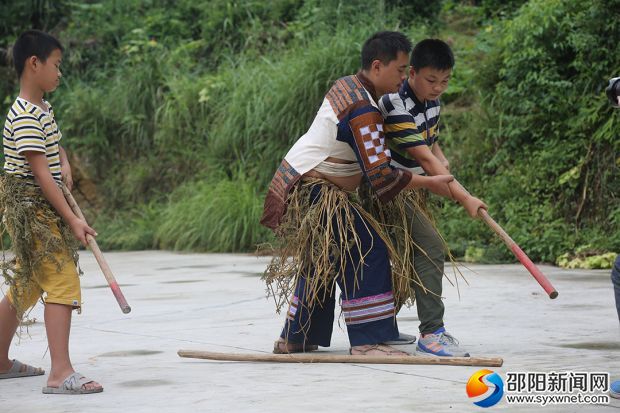 戴學(xué)良教少兒舞蹈隊隊員學(xué)習(xí)棕包腦舞