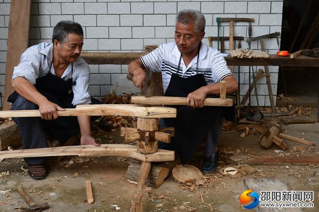 龍骨水車制作技藝傳承人張玉民（圖右）