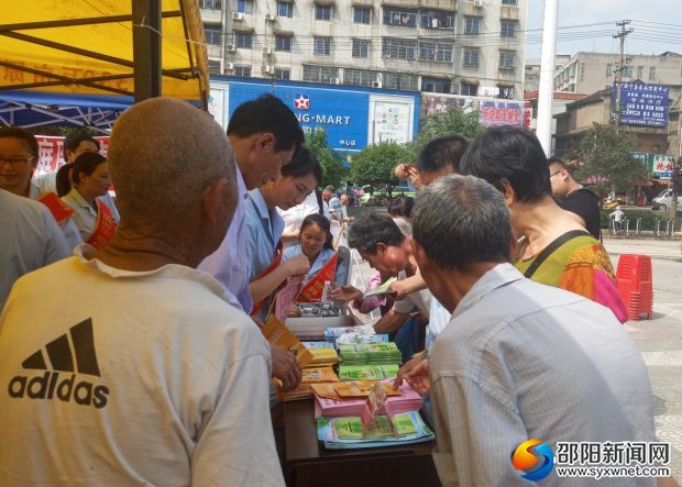 圖為：醫(yī)務(wù)人員在義診活動(dòng)中向群眾宣傳反邪教知識(shí)