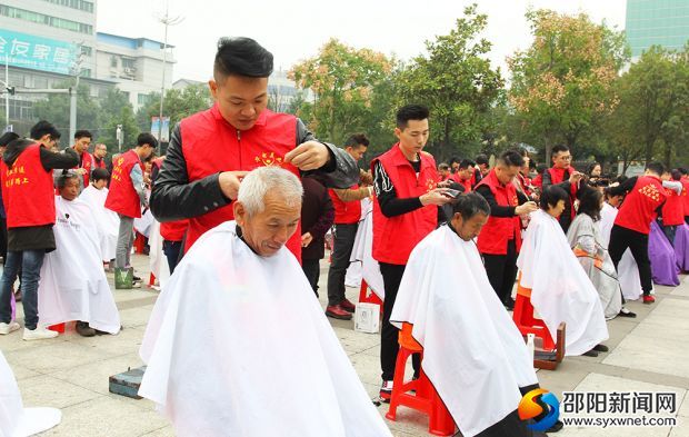 志愿者们认真的给环卫工人们修建头发