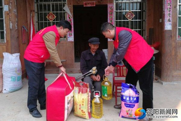 慰問(wèn)寨市鄉(xiāng)翁培村70歲楊良玉老人。