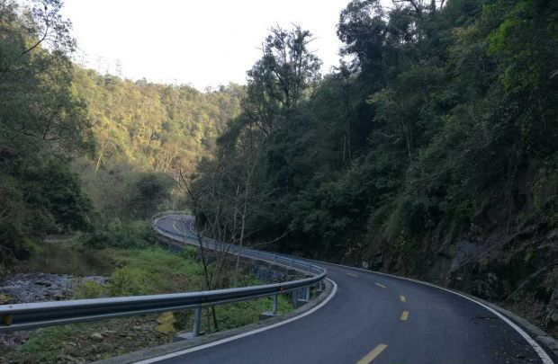 1绥宁县提质改造后焕然一新的农村公路。