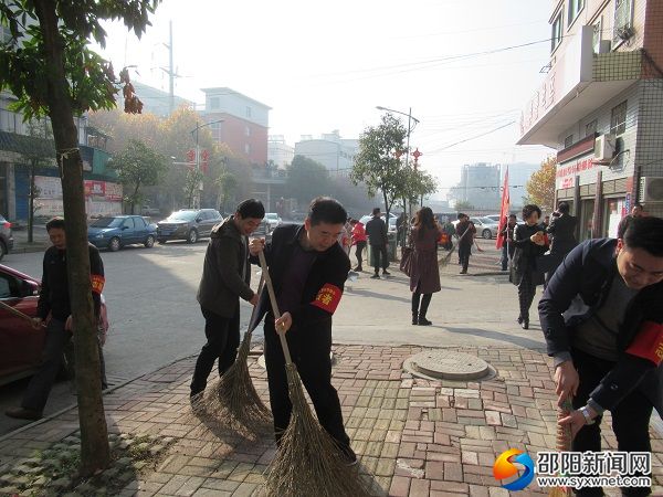 北塔區(qū)副區(qū)長張亞云帶隊在資棗社區(qū)大清掃