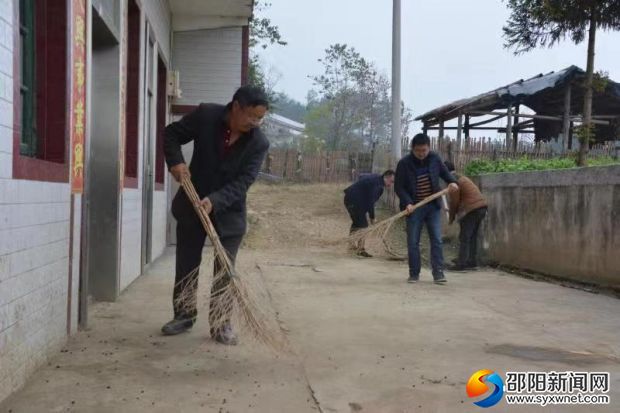 鎮(zhèn)村干部和村民群眾一起搞衛(wèi)生