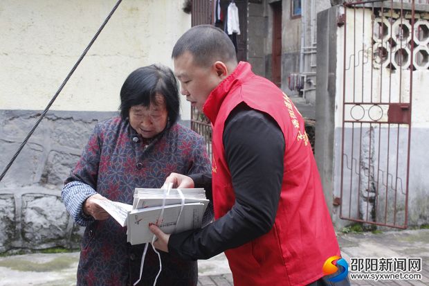 志愿者向社區(qū)居民發(fā)放創(chuàng)文宣傳手冊