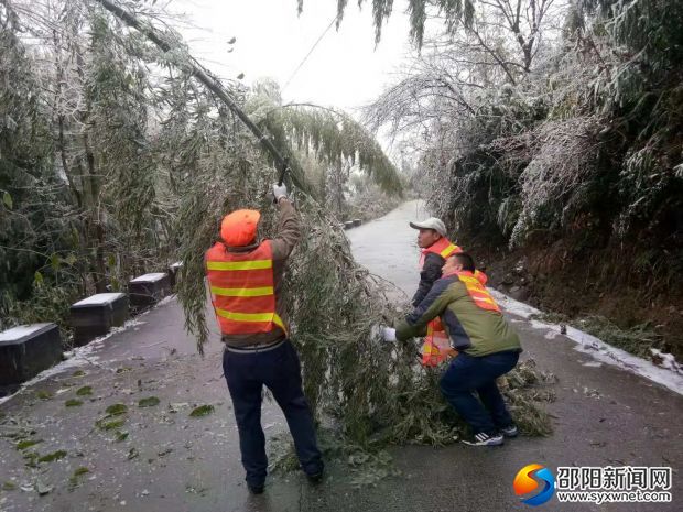 應急搶險隊員正在砍伐竹枝