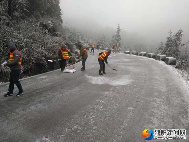 路政人员在新宁X078线潘家坳路段除冰
