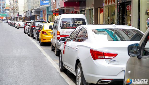 市區(qū)大信街內(nèi)車輛整齊擺放在停車位上