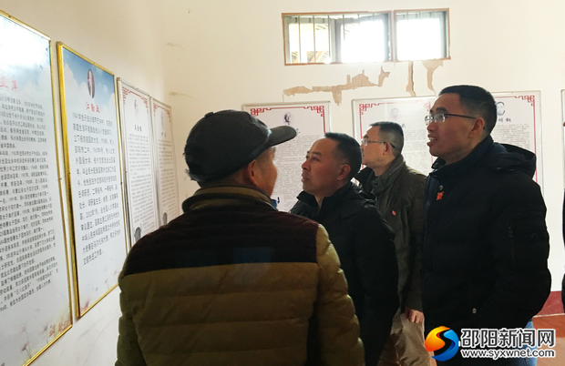 图为党员在参观新宁革命历史陈列馆