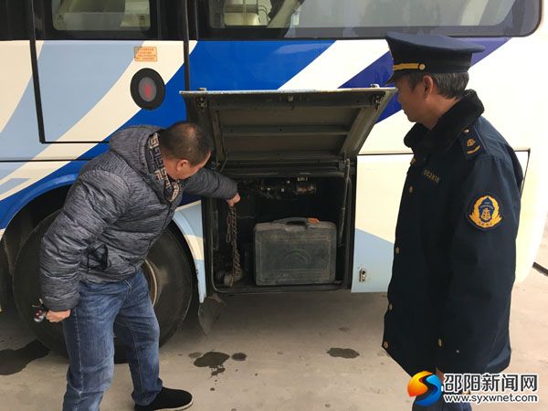 城步運管所檢查營運客車安全設施配備情況