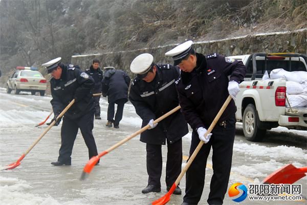 民警正在全力进行除冰作业