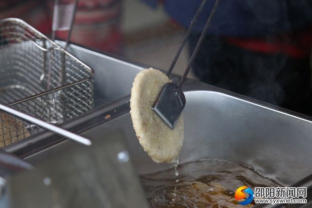 油炸后的“綠豆粑”起鍋撈起即吃，又香又酥又可口